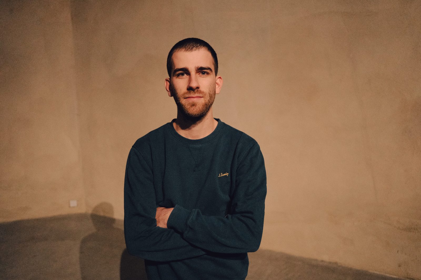 Portrait von Nico Klöffer mit Kontrabass